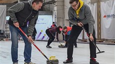 Zahrajte si v Brně curling, je ideální pro veřejnost i firemní večírky Zahrajte si v Brně curling, je ideální pro veřejnost i firemní večírky
