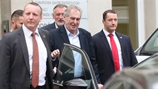 Milo Zeman odchází z vyetení v Ústední vojenské nemocnici v praských...