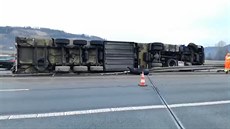 Kamion s masem se převrátil a skončil v protisměru Kamion s masem se převrátil a skončil v protisměru