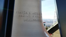 Na zvonu je oblíbené heslo Václava Havla Pravda a láska zvítězí nad lží a... Na zvonu je oblíbené heslo Václava Havla Pravda a láska zvítězí nad lží a...
