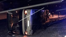 Autobus na Klatovsku sjel ze silnice a zůstal ležet na boku (5. února 2020) Autobus na Klatovsku sjel ze silnice a zůstal ležet na boku (5. února 2020)