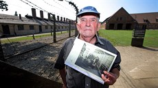 Jiří Fišer u drátů v Osvětimi s dobovou fotografií v ruce, která zachycuje... Jiří Fišer u drátů v Osvětimi s dobovou fotografií v ruce, která zachycuje...