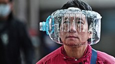 Mu v Hongkongu vyuil plastovou láhev jako alternativu nedostatkové respiraní...