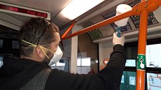 Dvě tramvaje dostaly uvnitř vozu speciální ochranný nástřik, který má zabránit... Dvě tramvaje dostaly uvnitř vozu speciální ochranný nástřik, který má zabránit...
