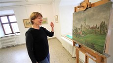 Průvodkyně Jarmila Krejčová ukazuje obraz Farských humen od Jaroslava Švomy.... Průvodkyně Jarmila Krejčová ukazuje obraz Farských humen od Jaroslava Švomy....