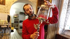 Originalitou v podniku je „rituální“ popíjení absinthu. K tomu si provozovatelé... Originalitou v podniku je „rituální“ popíjení absinthu. K tomu si provozovatelé...