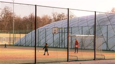 Na místě fotbalového hřiště s umělou trávou by měla vyrůst další nafukovací... Na místě fotbalového hřiště s umělou trávou by měla vyrůst další nafukovací...