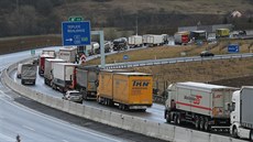 Ucpaná dálnice D8 poblíž Řehlovic v důsledku sněhu a opravy dálnice ve směru na... Ucpaná dálnice D8 poblíž Řehlovic v důsledku sněhu a opravy dálnice ve směru na...