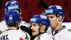Jakub Flek se raduje se spoluhráči v reprezentaci. Jakub Flek se raduje se spoluhráči v reprezentaci.