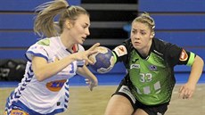 Porubská házenkářka Barbora Zemanovičová (vpravo) se v pohárovém utkání snaží... Porubská házenkářka Barbora Zemanovičová (vpravo) se v pohárovém utkání snaží...