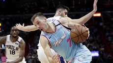 Goran Dragič (v popředí) z Miami se snaží prosadit přes Furkana Korkmaze z... Goran Dragič (v popředí) z Miami se snaží prosadit přes Furkana Korkmaze z...