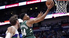 Janis Adetokunbo z Milwaukee zakončuje na koš New Orleans. Přihlíží Nicolo... Janis Adetokunbo z Milwaukee zakončuje na koš New Orleans. Přihlíží Nicolo...