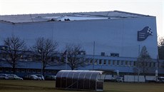 Silné poryvy větru odtrhly na olomouckém plaveckém stadionu část střechy,... Silné poryvy větru odtrhly na olomouckém plaveckém stadionu část střechy,...