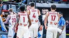 Nymburští basketbalisté míří na lavičku k oddechovému času. Nymburští basketbalisté míří na lavičku k oddechovému času.