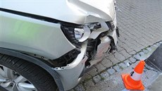 Řidič vozu VW Tiguan nezvládl parkování ve Dvoře Králové (7. 2. 2020). Řidič vozu VW Tiguan nezvládl parkování ve Dvoře Králové (7. 2. 2020).