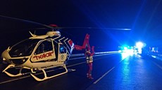 Na místo nehody přiletěl vrtulník záchranářů. Na místo nehody přiletěl vrtulník záchranářů.