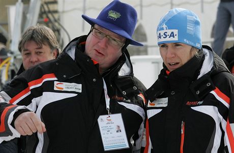 Tváí MS 2009 byla lyaka Kateina Neumannová (vpravo vedle tehdejího primátora Liberce Jiího Kittnera).