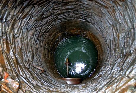 Kvli jedm ve spodní vod u nesmí ást obyvatel Nasobrek pouívat vodu ze studní. asem by navíc mohly zasáhnout i cenný vodní zdroj pro Litovel a Olomouc. (Ilustraní snímek)