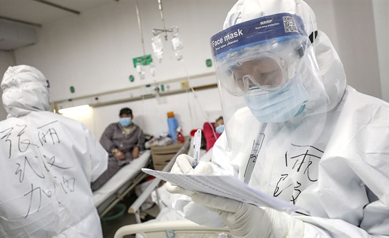 Pracovník v ochranném obleku v nemocnici Wuhan, epicentru nákazy koronaviru,...