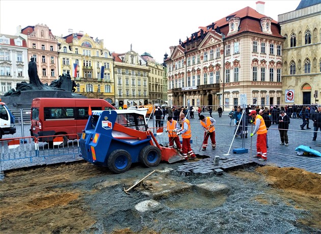 Na Staroměstském náměstí začaly práce na stavbě Mariánského sloupu. Zahájení těchto prací nyní spočívá v odstraňování dlažby. Na místě se scházejí příznivci i odpůrci této akce.