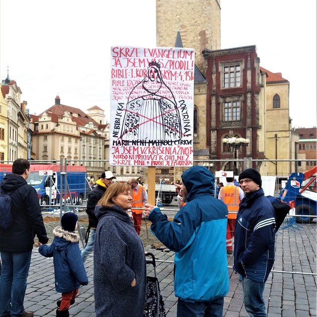 Na Staroměstském náměstí začaly práce na stavbě Mariánského sloupu. Zahájení těchto prací nyní spočívá v odstraňování dlažby. Na místě se scházejí příznivci i odpůrci této akce.