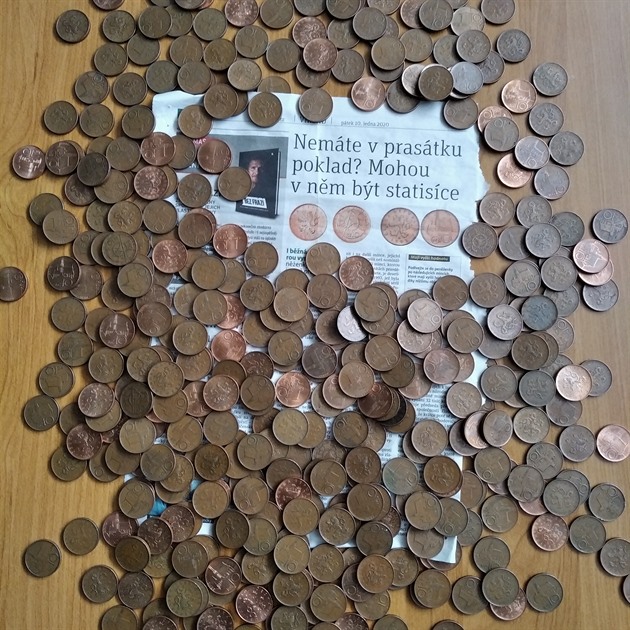 Dobrý den, zasílám menší reakci na váš, pro mě inspirující článek. Konečně jsem se dostal k rozbití prasátka, kam jsem vhazoval pouze desetikoruny. Bohužel, kromě těch s orlojem, se z 413 kusů žádná cennější nevyskytla.