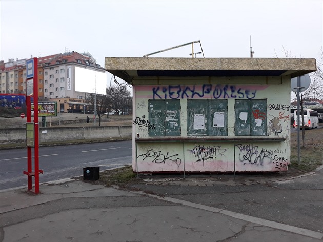 Na stanici busů Kačerov, nad železniční zastávkou Praha-Kačerov stojí roky ohavný, opuštěný stánek. Hromadí se kolem něj odpadky a při čekání na spoj MHD to opravdu není povzbuzující pohled.