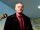 Bývalý krajský policejní náměstek Karel Kadlec prochází kolem novinářů na...