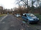 V Boleslavově ulici na rozhraní Prahy 2 a 4 stojí tři vraky, kolem chodí děti do školy Křesomyslova, jeden vrak je dokonce vypálený. V Boleslavově ulici na rozhraní Prahy 2 a 4 stojí tři vraky, kolem chodí děti do školy Křesomyslova, jeden vrak je dokonce vypálený.