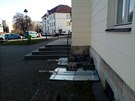 Cedule ukazující směr na obcházkovou dvacetiminutovou štrapáci k nástupišti č. 4 v žst Praha-Vršovice, leží složeny (po větru?) u budovy. Takže se nikdo t. č. nedozví nic. Cedule ukazující směr na obcházkovou dvacetiminutovou štrapáci k nástupišti č. 4 v žst Praha-Vršovice, leží složeny (po větru?) u budovy. Takže se nikdo t. č. nedozví nic.