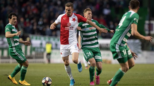 Lukáš Provod ze Slavie (v červenobílém) a David Puškáč z Bohemians bojují o... Lukáš Provod ze Slavie (v červenobílém) a David Puškáč z Bohemians bojují o...