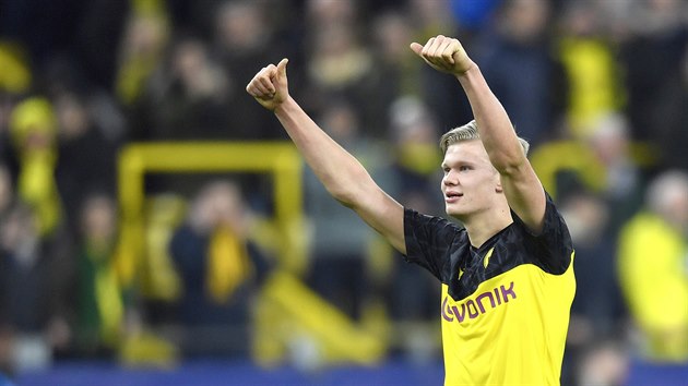 Dortmundský kanonýr Erling Haaland zdraví fanoušky Borussie po svém dvougólovém... Dortmundský kanonýr Erling Haaland zdraví fanoušky Borussie po svém dvougólovém...