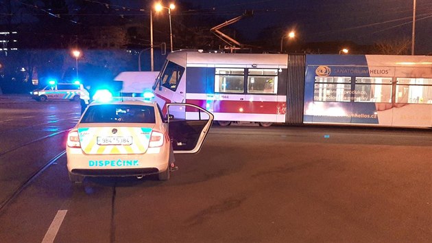 Osmdesátiletý cyklista byl transportován se středně těžkými zraněními do... Osmdesátiletý cyklista byl transportován se středně těžkými zraněními do...