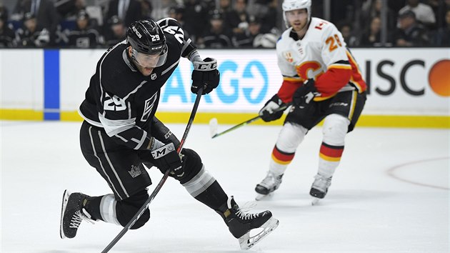 Martin Frk z Los Angeles napřahuje ke střele v utkání proti Calgary. Martin Frk z Los Angeles napřahuje ke střele v utkání proti Calgary.