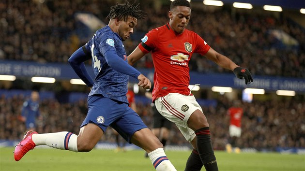 Reece James (vlevo) z Chelsea v souboji s Anthonym Martialem z Manchesteru... Reece James (vlevo) z Chelsea v souboji s Anthonym Martialem z Manchesteru...