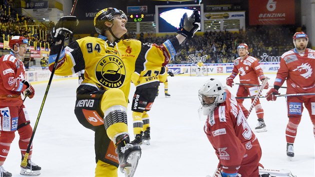 Litvínovský obránce Patrick Kudla slaví gól v duelu s Třincem. Litvínovský obránce Patrick Kudla slaví gól v duelu s Třincem.