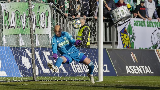 Karvinský gólman Petr Bolek zasahuje. Karvinský gólman Petr Bolek zasahuje.