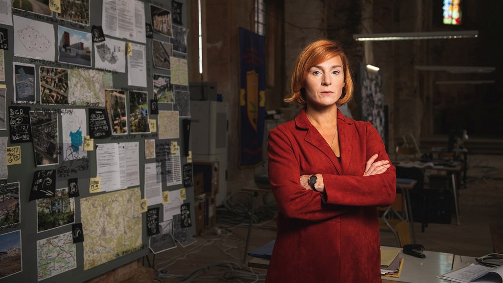 Lenka Krobotová hraje v seriálu Zrádci policejní analytiku.