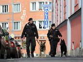 Psovodi městské policie Lukáš Černý se psem Tixem a Marie Lokingová s Badym se... Psovodi městské policie Lukáš Černý se psem Tixem a Marie Lokingová s Badym se...