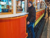 Primátor Zdeněk Hřib pózuje u tramvaje.