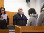 Trestní soudkyně Anna Sobotková čte rozsudek nad dvěma nezletilými dívkami,... Trestní soudkyně Anna Sobotková čte rozsudek nad dvěma nezletilými dívkami,...