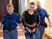 Zuzana Kurová zamířila z vazby ke Krajskému soudu v Hradci Králové (18. 2.... Zuzana Kurová zamířila z vazby ke Krajskému soudu v Hradci Králové (18. 2....