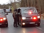 Muž v Plzni ukradl ženě auto poté, co zastavila na křižovatce a donutil ji i s... Muž v Plzni ukradl ženě auto poté, co zastavila na křižovatce a donutil ji i s...