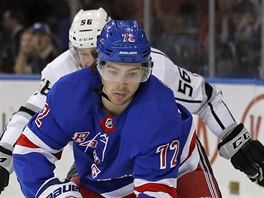 Filip Chytil (v modrm) z NY Rangers v blzkosti branky Los Angeles Kings. Puk...