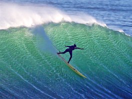 Surfaka Justine Dupontová na vlnách v portugalském Nazaré.  (28. prosince 2019)