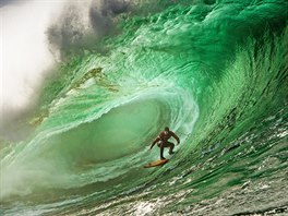 Surfa Tom Butler ve vlnách portugalského Nazaré. (24. února 2018)