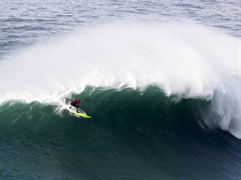 Surfa sjídjící vlnu v portugalském Nazaré. V srpnu 2012 dolo ke tragédii,...