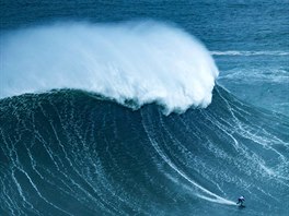 Nmecký surfa Sebastian Steudtner sjídí vlny v portugalském Nazaré....
