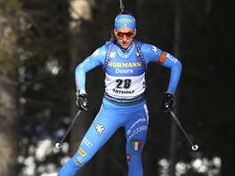 Italsk biatlonistka Lisa Vittozziov ve vytrvalostnm zvod na MS v...