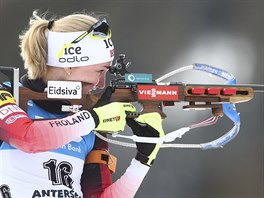Norsk biatlonistka Marte Olsbuov Riselandov na stelnici v Anterselv